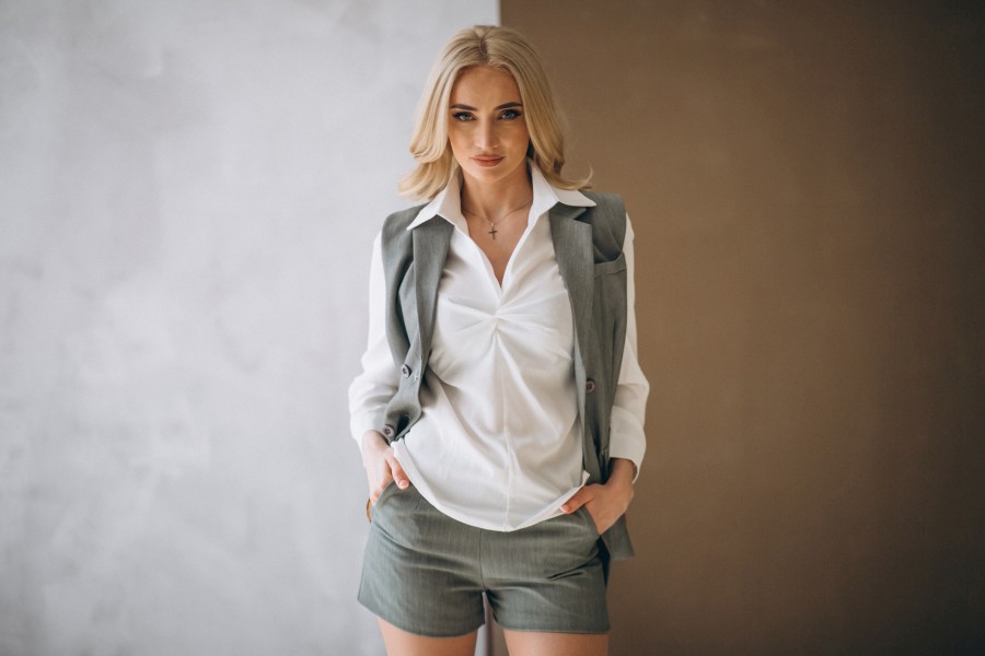 woman-model-demonstrating-cloths.jpg
