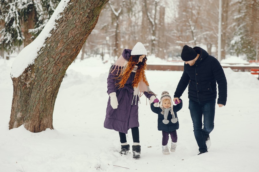 little-girl-with-parents-winter-park.jpg