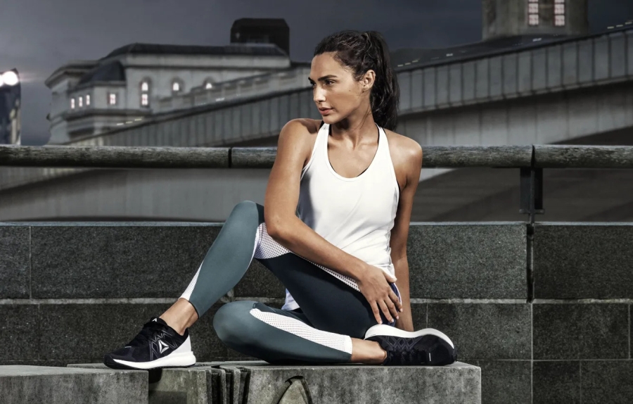gal-gadot-gal-gadot-aktrisa-briunetka-sport-poza-vzgliad-str.jpg